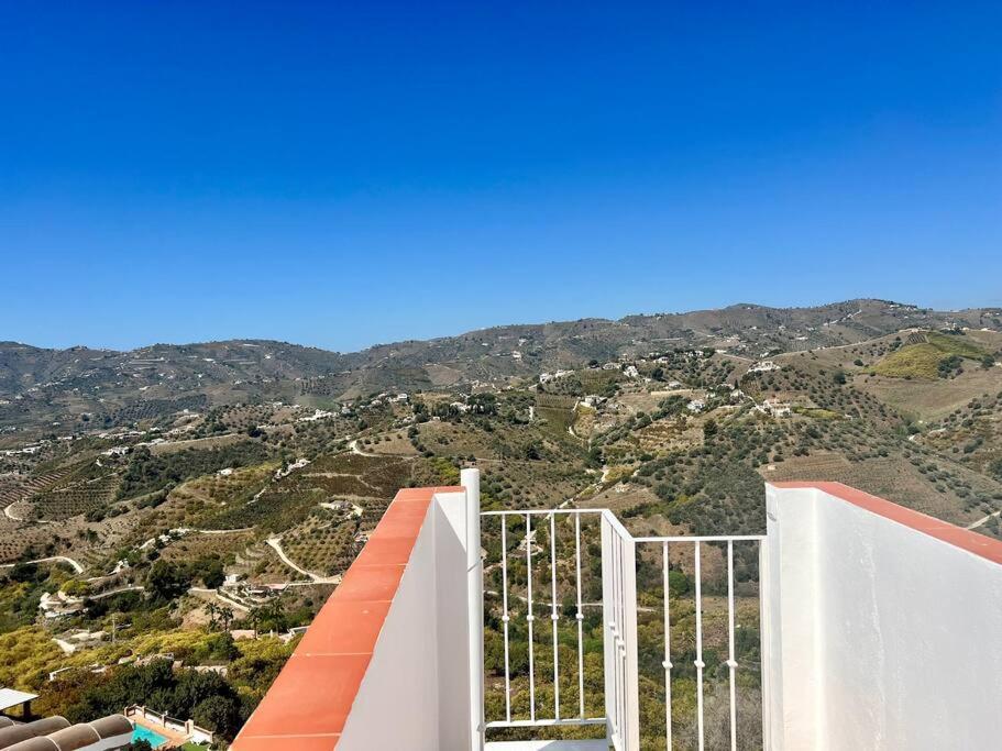 Atico Con Increibles Vistas A Las Montanas Y Mar Frigiliana Luaran gambar